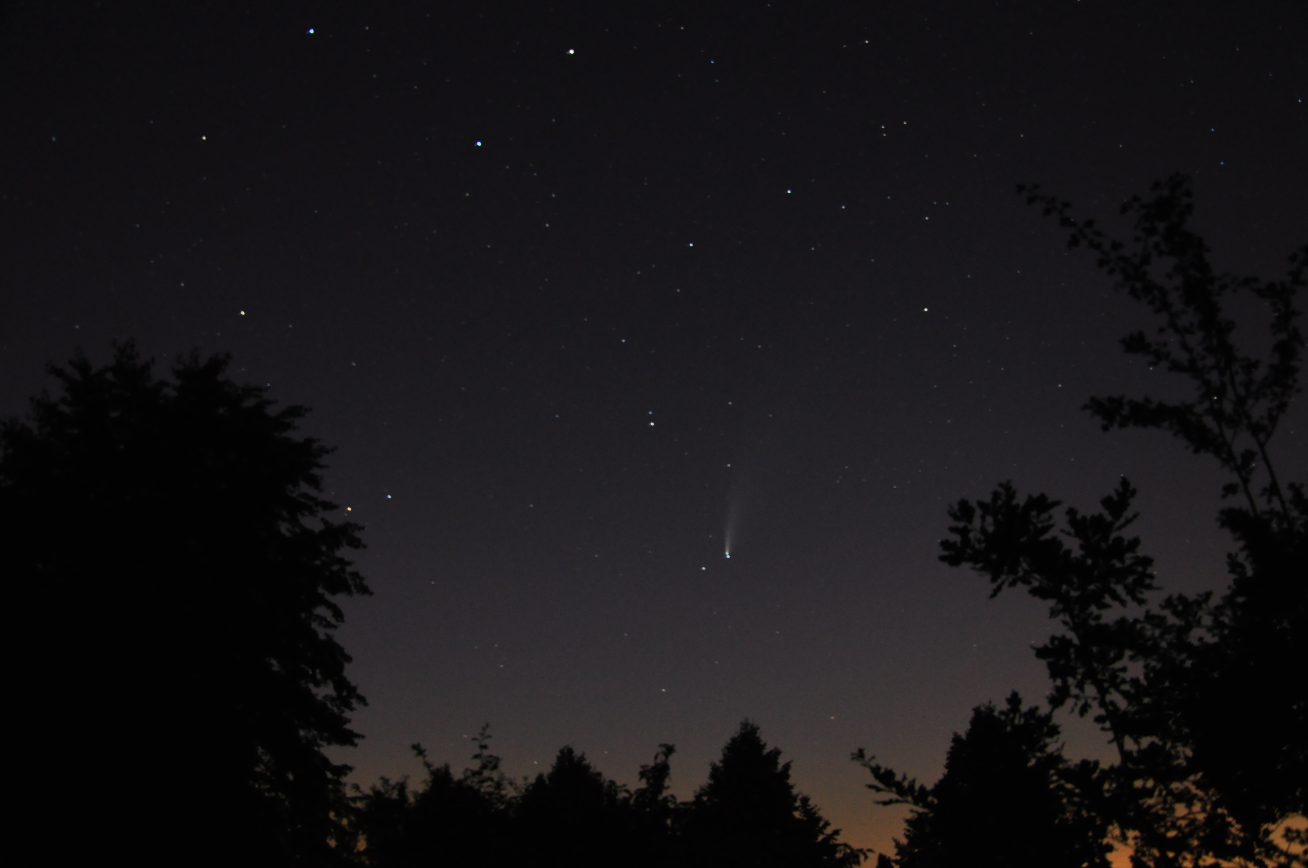 In der nächtlichen Silhouette zeigt sich der Komet Neowise in der Nähe der Skat-, und Reidenzstadt Altenburg (Bild 18.07.2020)